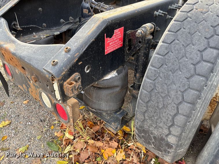 image for item EV3261 2012 Volvo VN semi truck