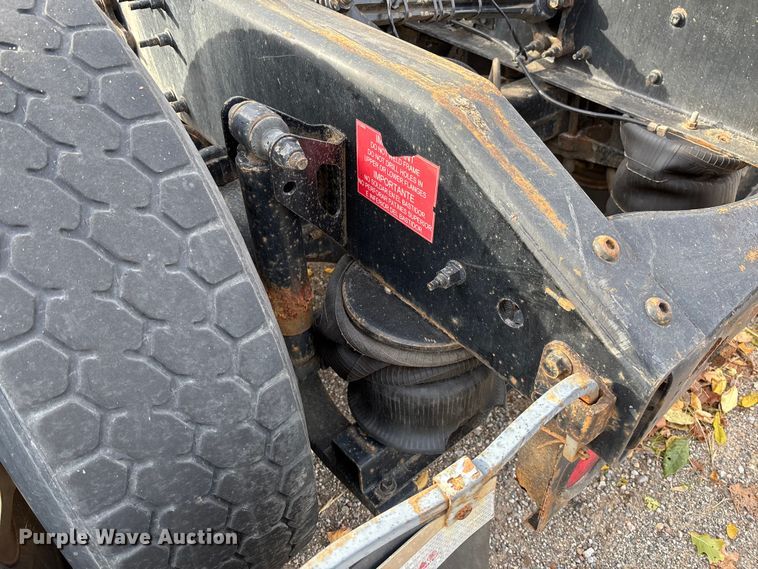 image for item EV3261 2012 Volvo VN semi truck