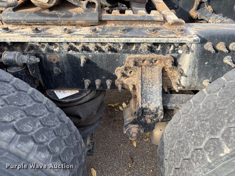 image for item EV3261 2012 Volvo VN semi truck