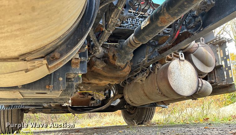 image for item EV3261 2012 Volvo VN semi truck