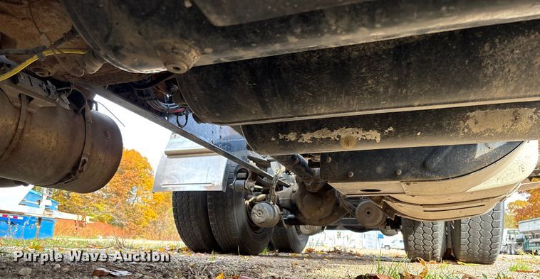 image for item EV3261 2012 Volvo VN semi truck