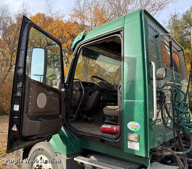 image for item EV3261 2012 Volvo VN semi truck