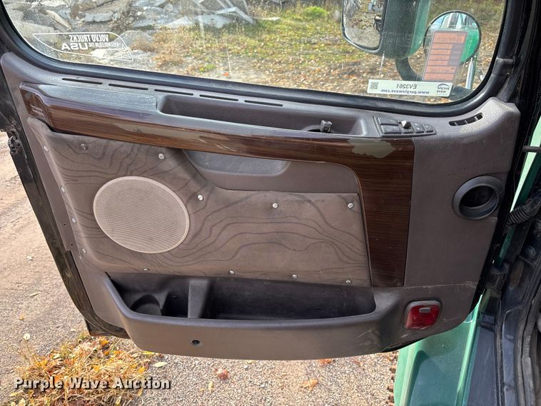 image for item EV3261 2012 Volvo VN semi truck