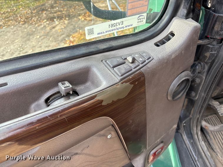 image for item EV3261 2012 Volvo VN semi truck