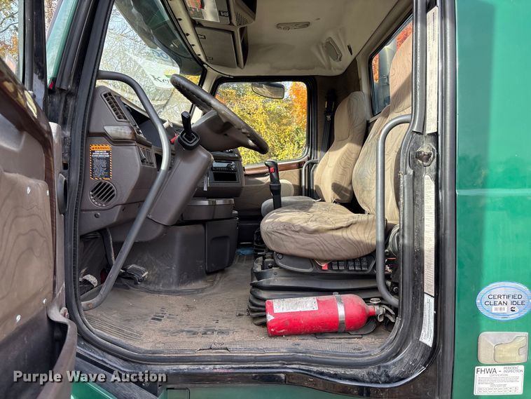 image for item EV3261 2012 Volvo VN semi truck