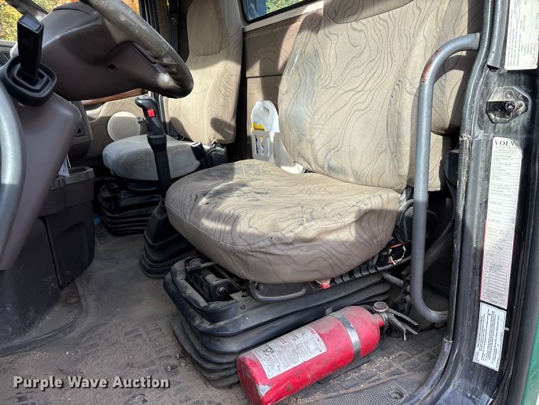 image for item EV3261 2012 Volvo VN semi truck