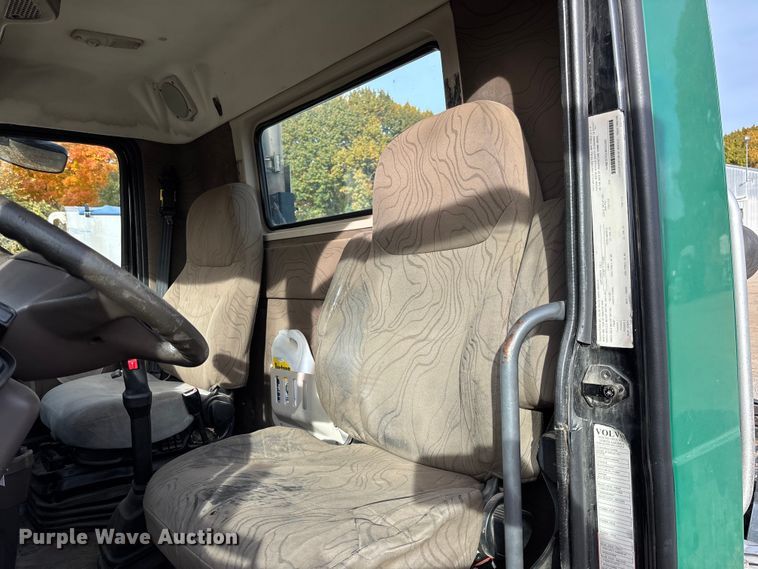 image for item EV3261 2012 Volvo VN semi truck