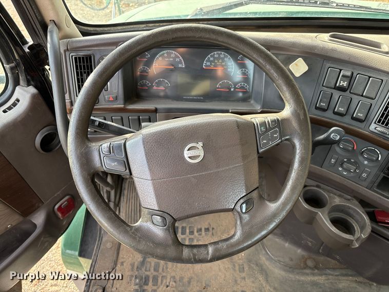 image for item EV3261 2012 Volvo VN semi truck