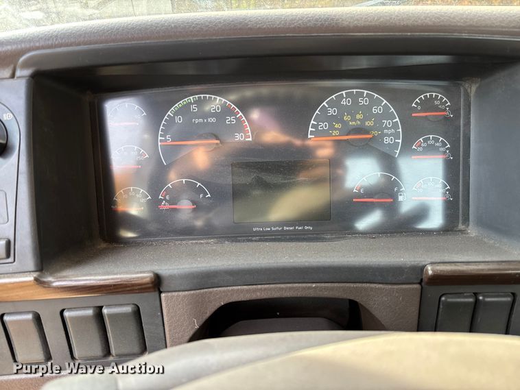 image for item EV3261 2012 Volvo VN semi truck