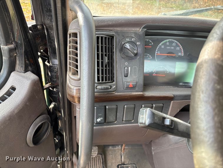 image for item EV3261 2012 Volvo VN semi truck