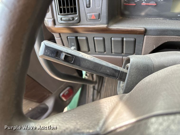 image for item EV3261 2012 Volvo VN semi truck