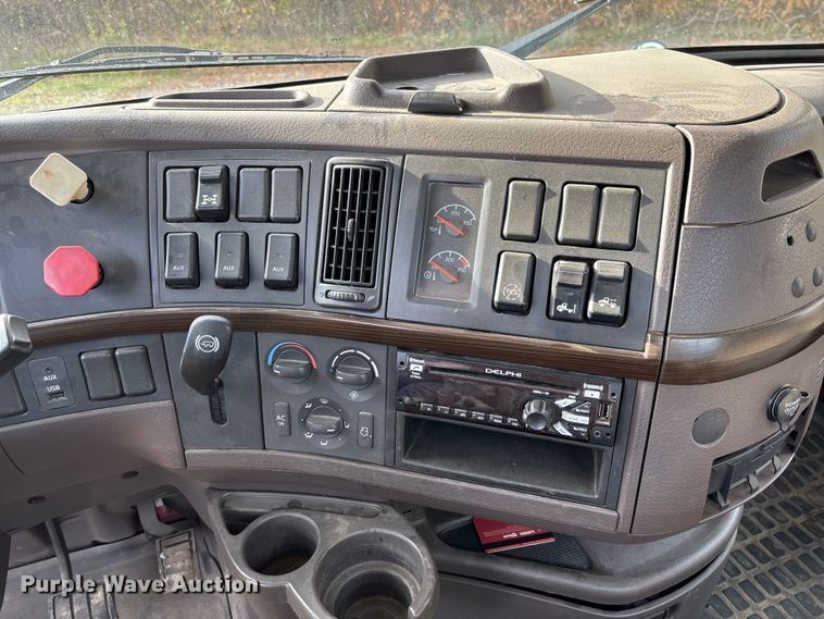 image for item EV3261 2012 Volvo VN semi truck