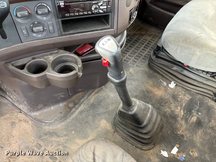 image for item EV3261 2012 Volvo VN semi truck