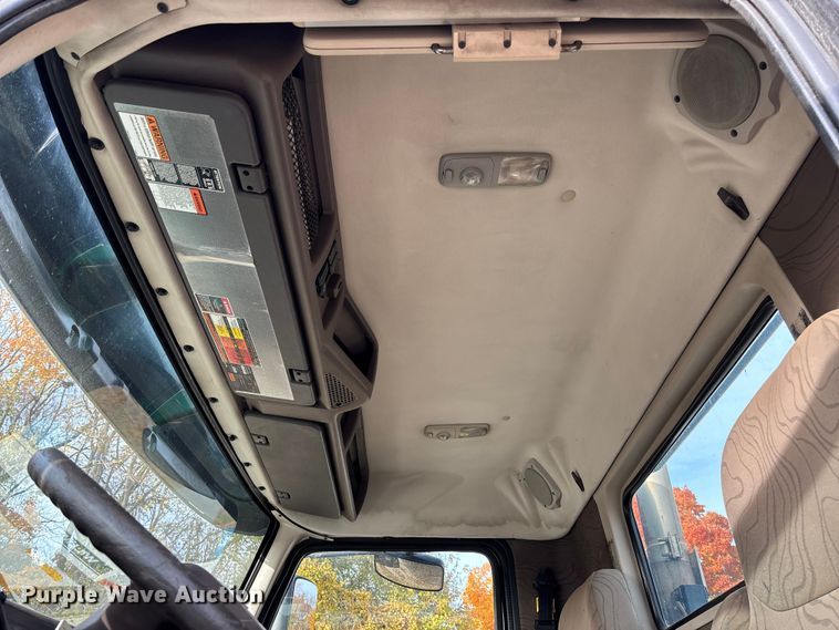 image for item EV3261 2012 Volvo VN semi truck