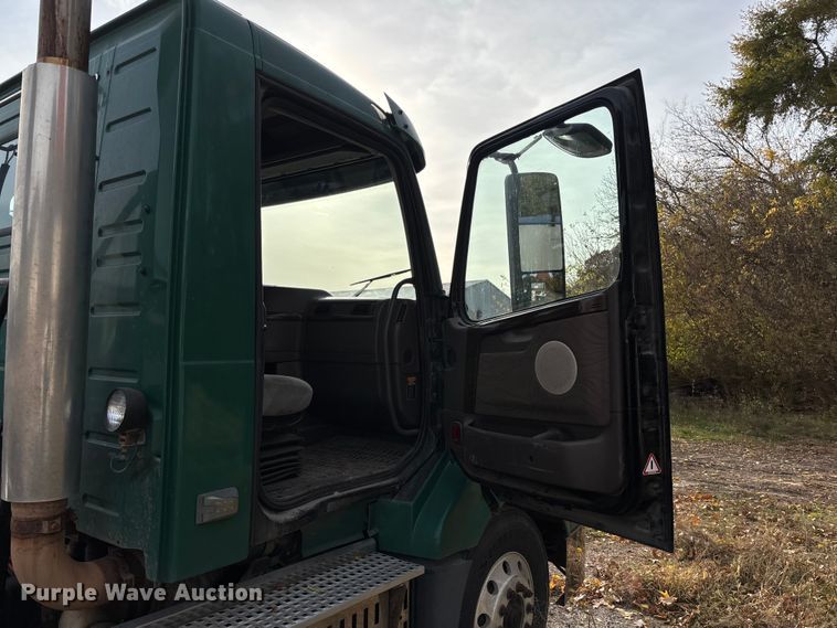 image for item EV3261 2012 Volvo VN semi truck