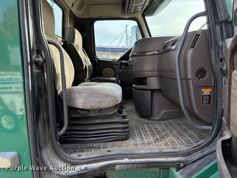 image for item EV3261 2012 Volvo VN semi truck