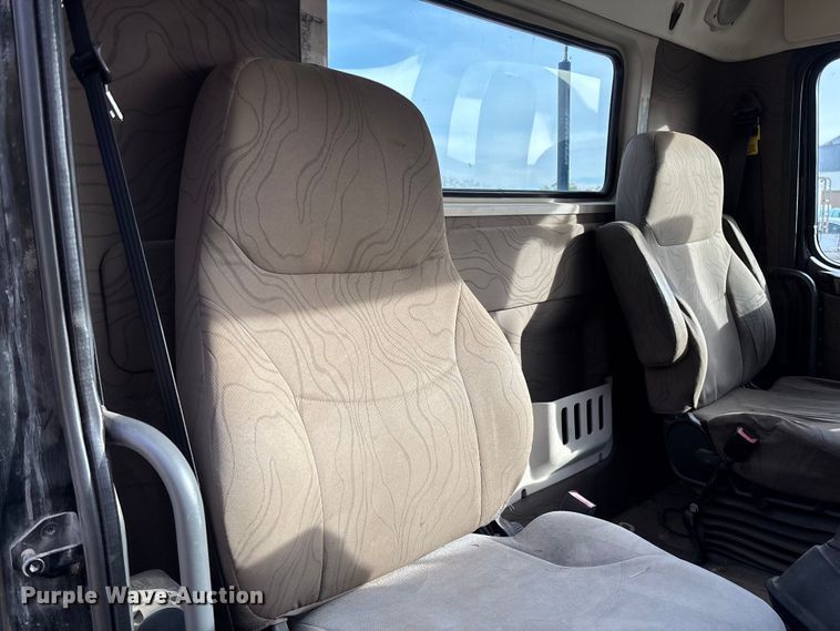 image for item EV3261 2012 Volvo VN semi truck