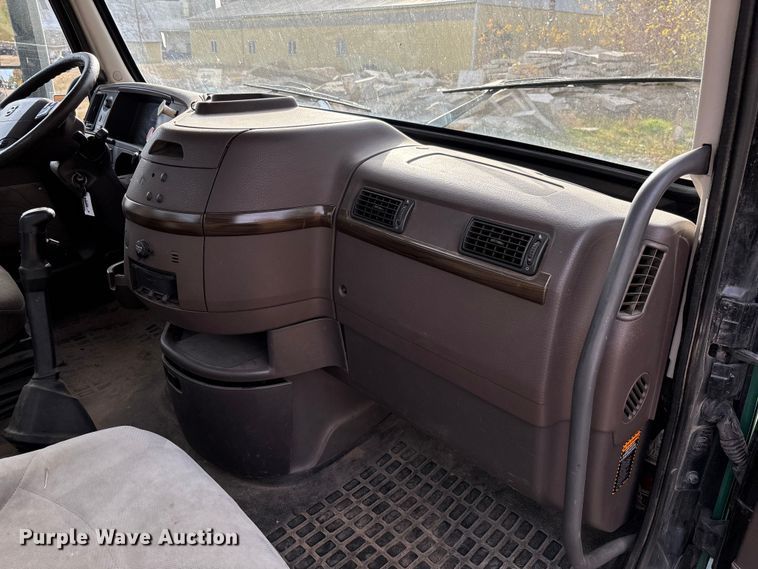 image for item EV3261 2012 Volvo VN semi truck