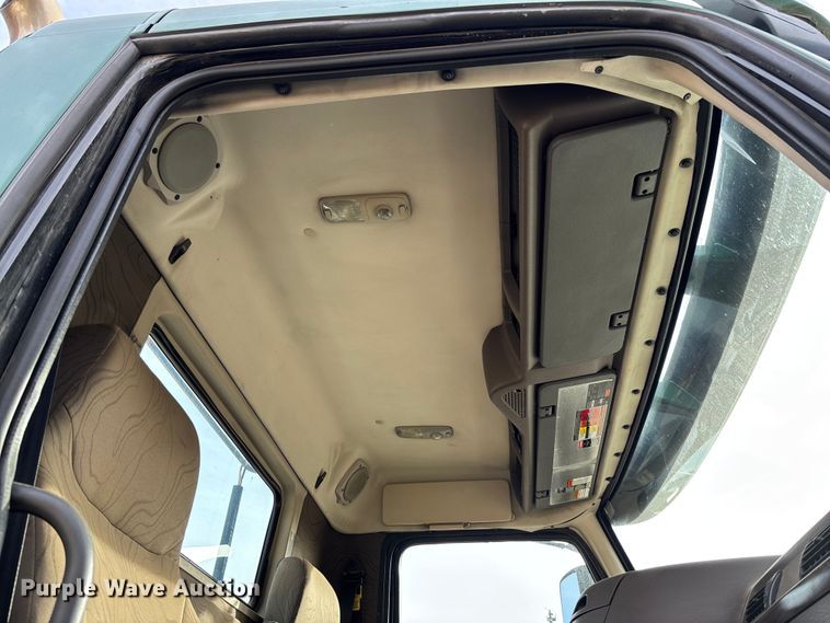 image for item EV3261 2012 Volvo VN semi truck