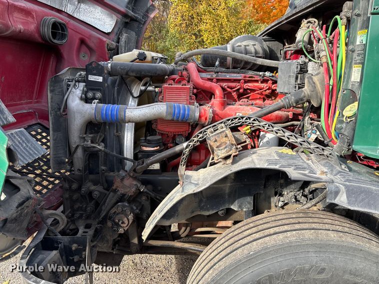 image for item EV3261 2012 Volvo VN semi truck