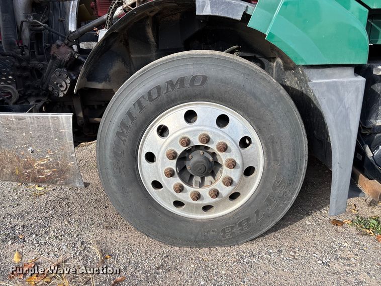 image for item EV3261 2012 Volvo VN semi truck