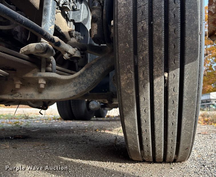 image for item EV3261 2012 Volvo VN semi truck