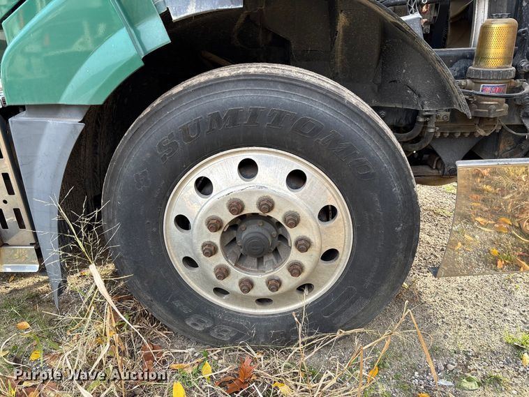 image for item EV3261 2012 Volvo VN semi truck