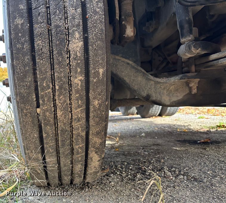 image for item EV3261 2012 Volvo VN semi truck