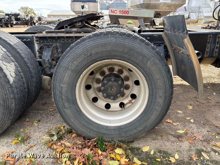 image for item EV3261 2012 Volvo VN semi truck