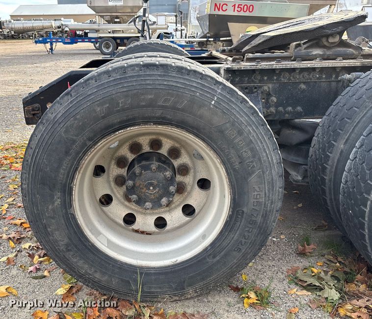 image for item EV3261 2012 Volvo VN semi truck