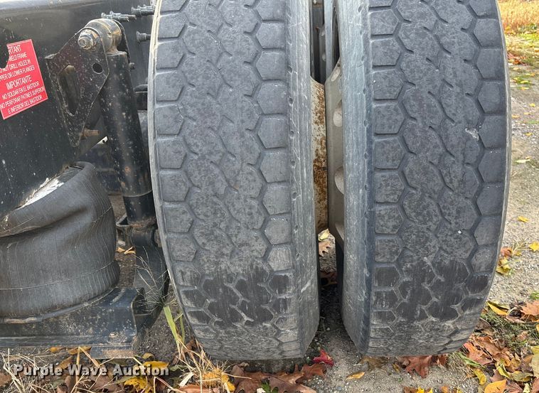 image for item EV3261 2012 Volvo VN semi truck