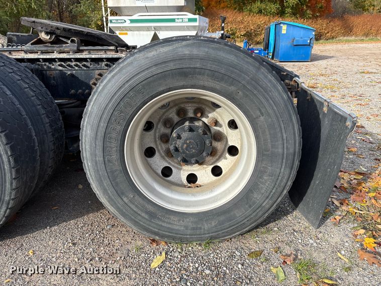 image for item EV3261 2012 Volvo VN semi truck