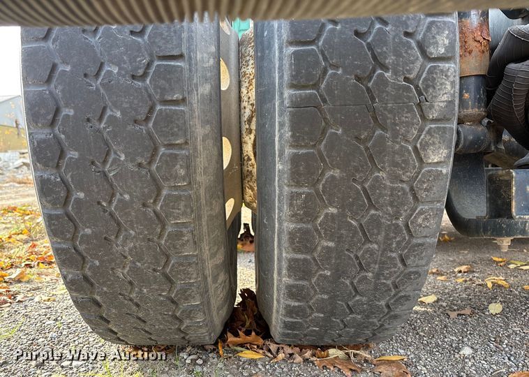 image for item EV3261 2012 Volvo VN semi truck