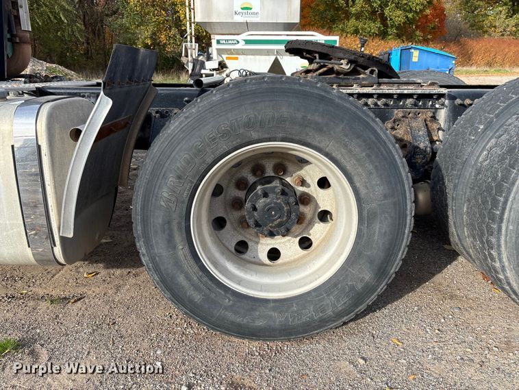 image for item EV3261 2012 Volvo VN semi truck