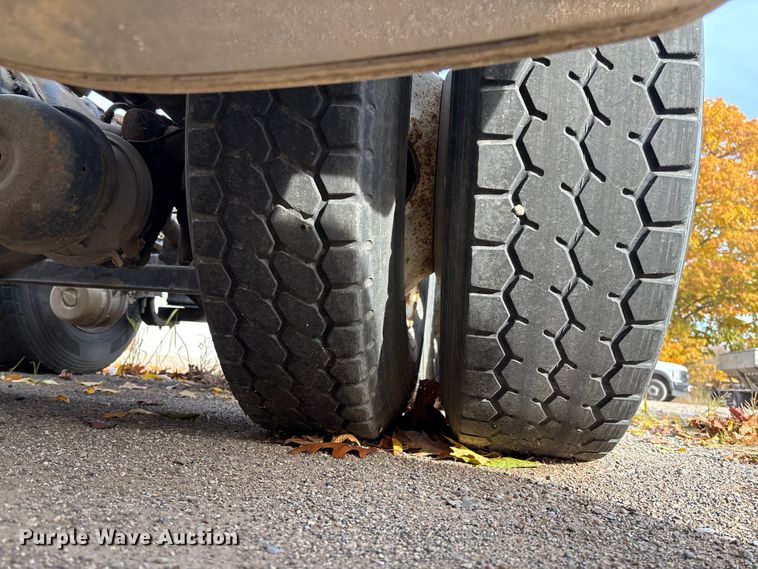 image for item EV3261 2012 Volvo VN semi truck