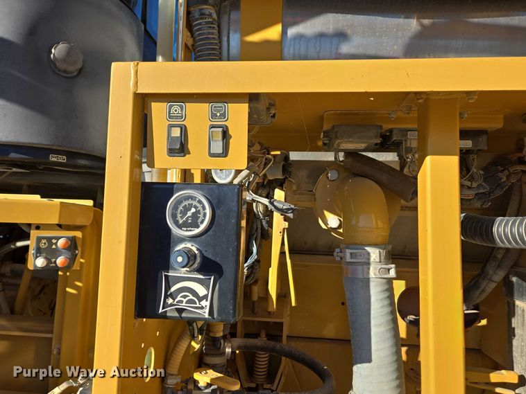 image for item EV4376 2010 Terra Gator 8204 sprayer