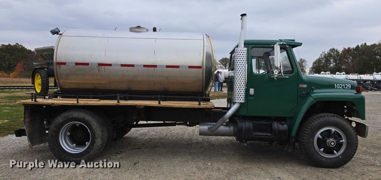 image for item EV4380 1986 International 1954 tank truck
