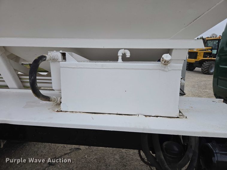 image for item EV4381 1997 Mack RD690S fertilizer delivery truck