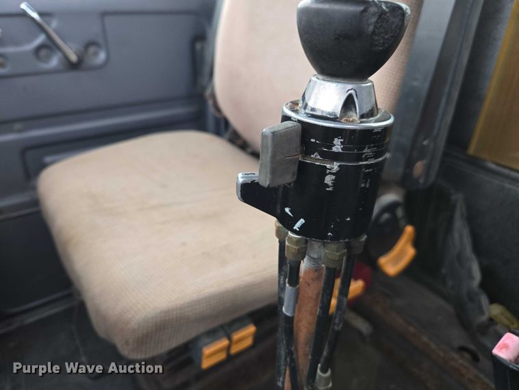 image for item EV4381 1997 Mack RD690S fertilizer delivery truck