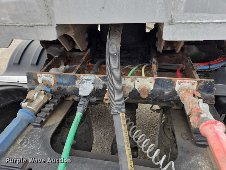 image for item EV4382 2007 East Genesis end dump trailer