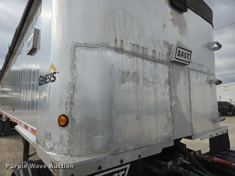 image for item EV4382 2007 East Genesis end dump trailer