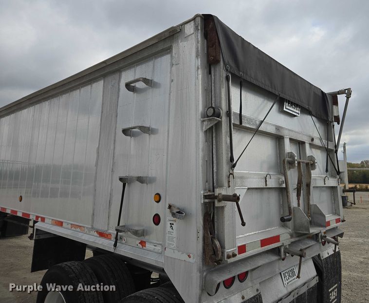 image for item EV4382 2007 East Genesis end dump trailer