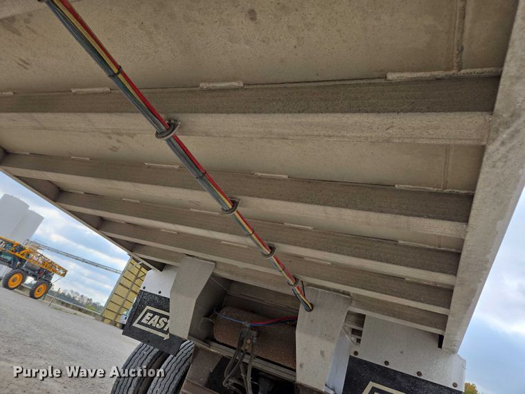 image for item EV4382 2007 East Genesis end dump trailer