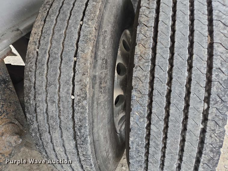 image for item EV4382 2007 East Genesis end dump trailer