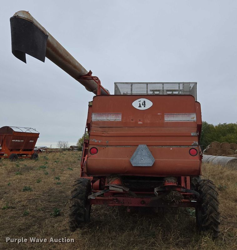 image for item EV5476 1984 Massey Ferguson 860 combine