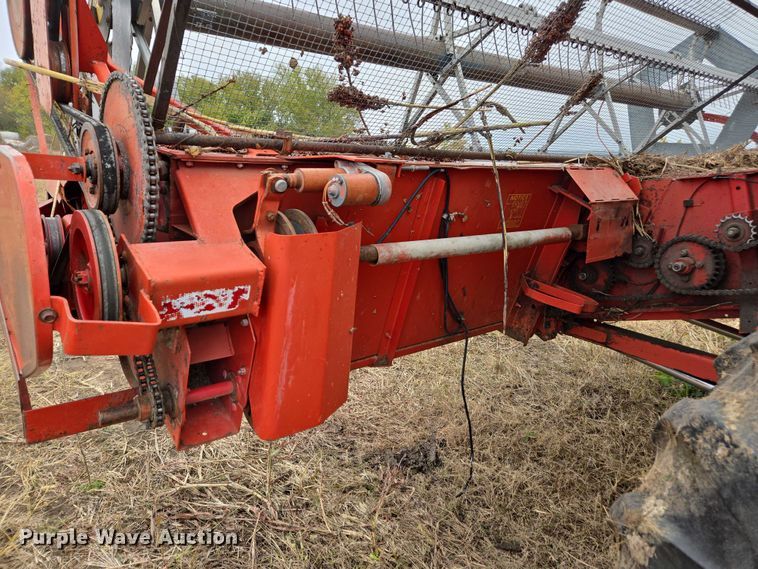 image for item EV5476 1984 Massey Ferguson 860 combine