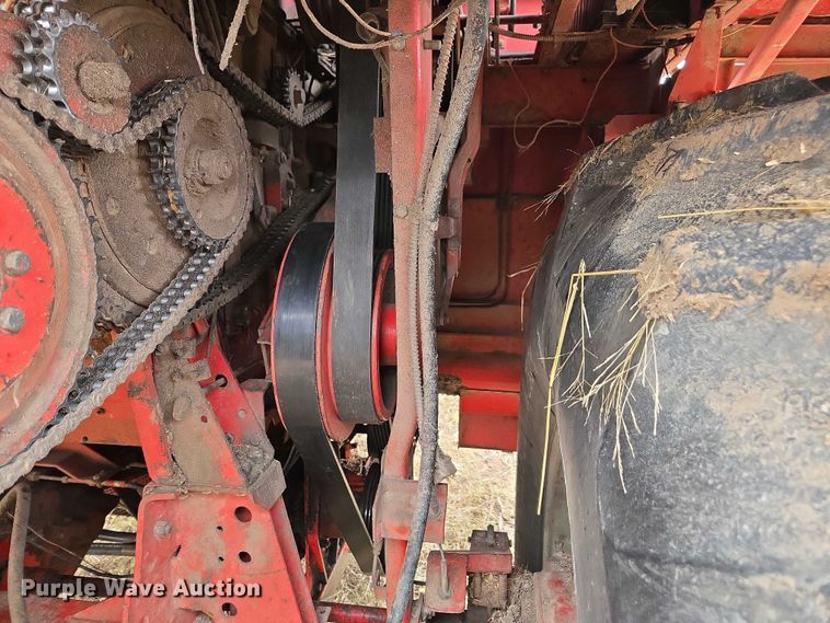 image for item EV5476 1984 Massey Ferguson 860 combine