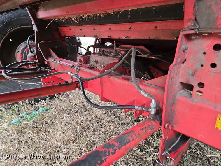 image for item EV5476 1984 Massey Ferguson 860 combine