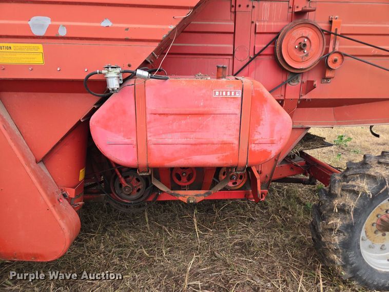 image for item EV5476 1984 Massey Ferguson 860 combine