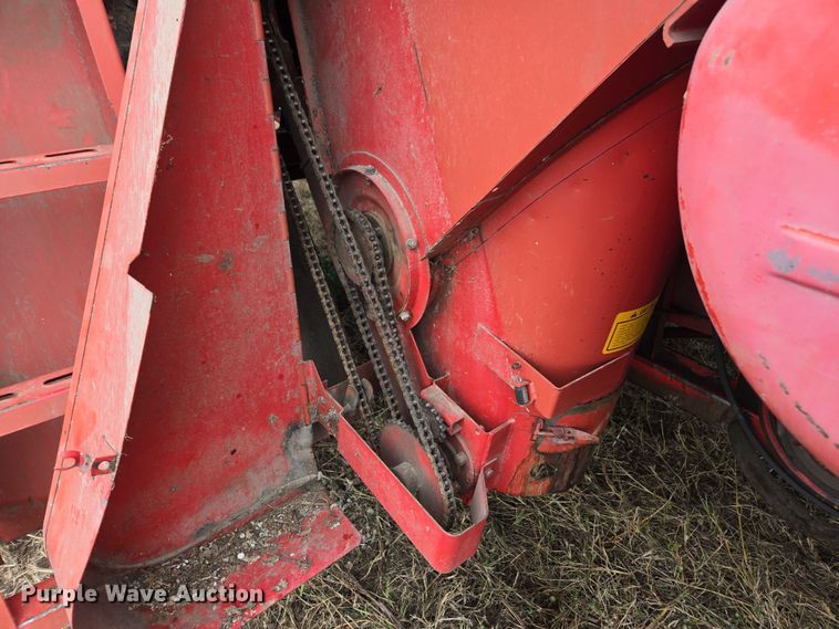 image for item EV5476 1984 Massey Ferguson 860 combine